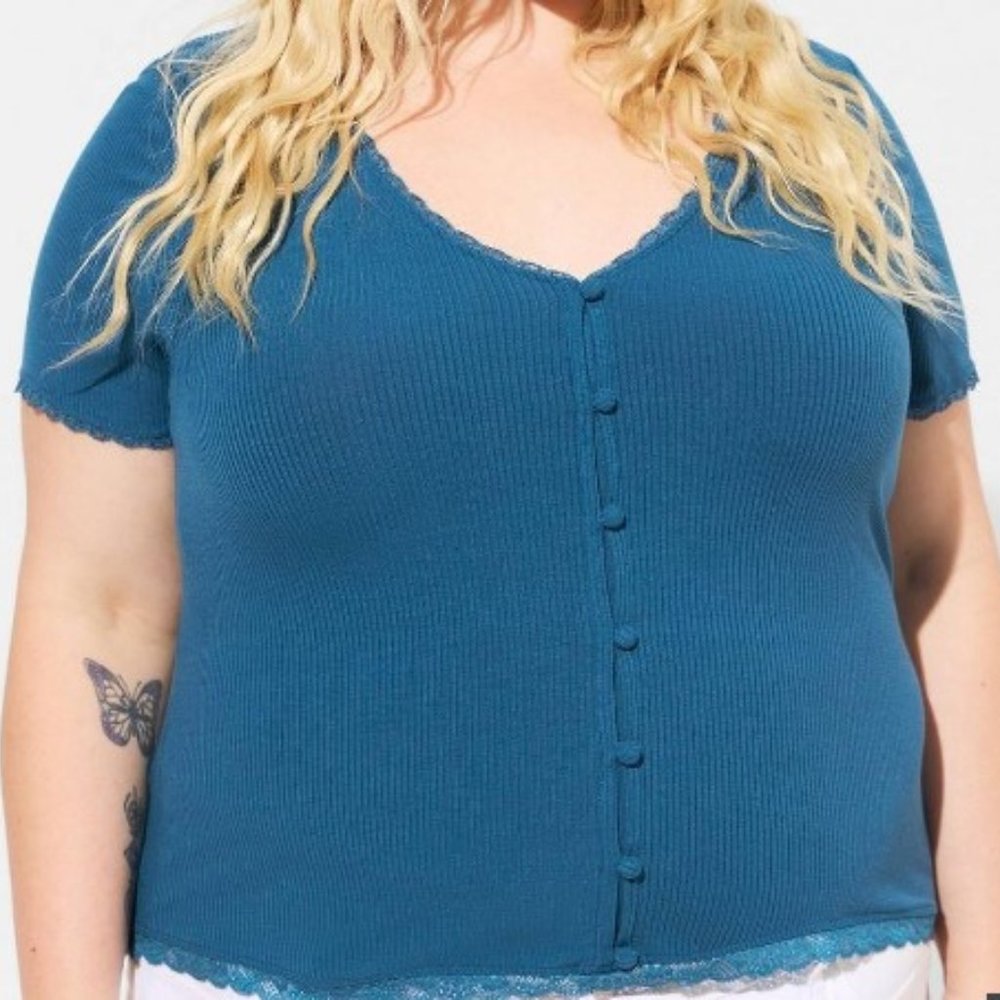Fitted Supersoft Rib V-Neck Lace Trim Button Crop Tee